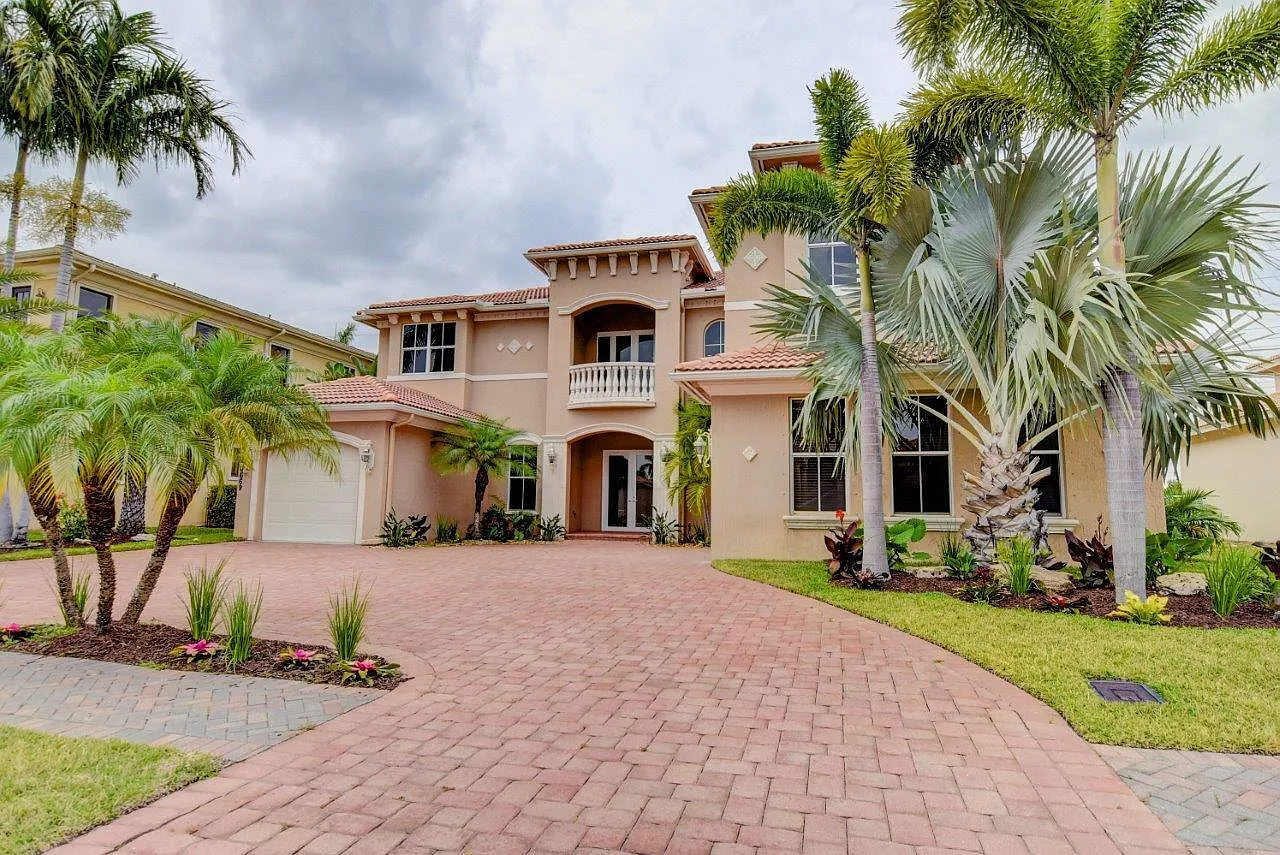6 bed, 5.5 bath, 5506 sqft, $8,700 — Photo 3