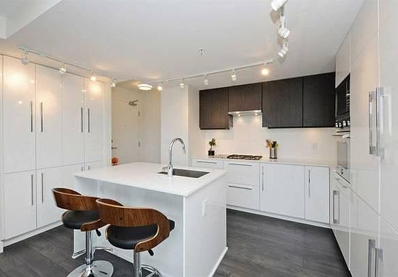 2nd image of 188 Agnes St #1004