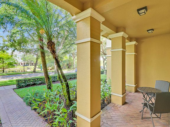 3rd image of 123 E Thatch Palm Cir