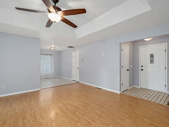 4th image of 119 N Grand Prairie Drive