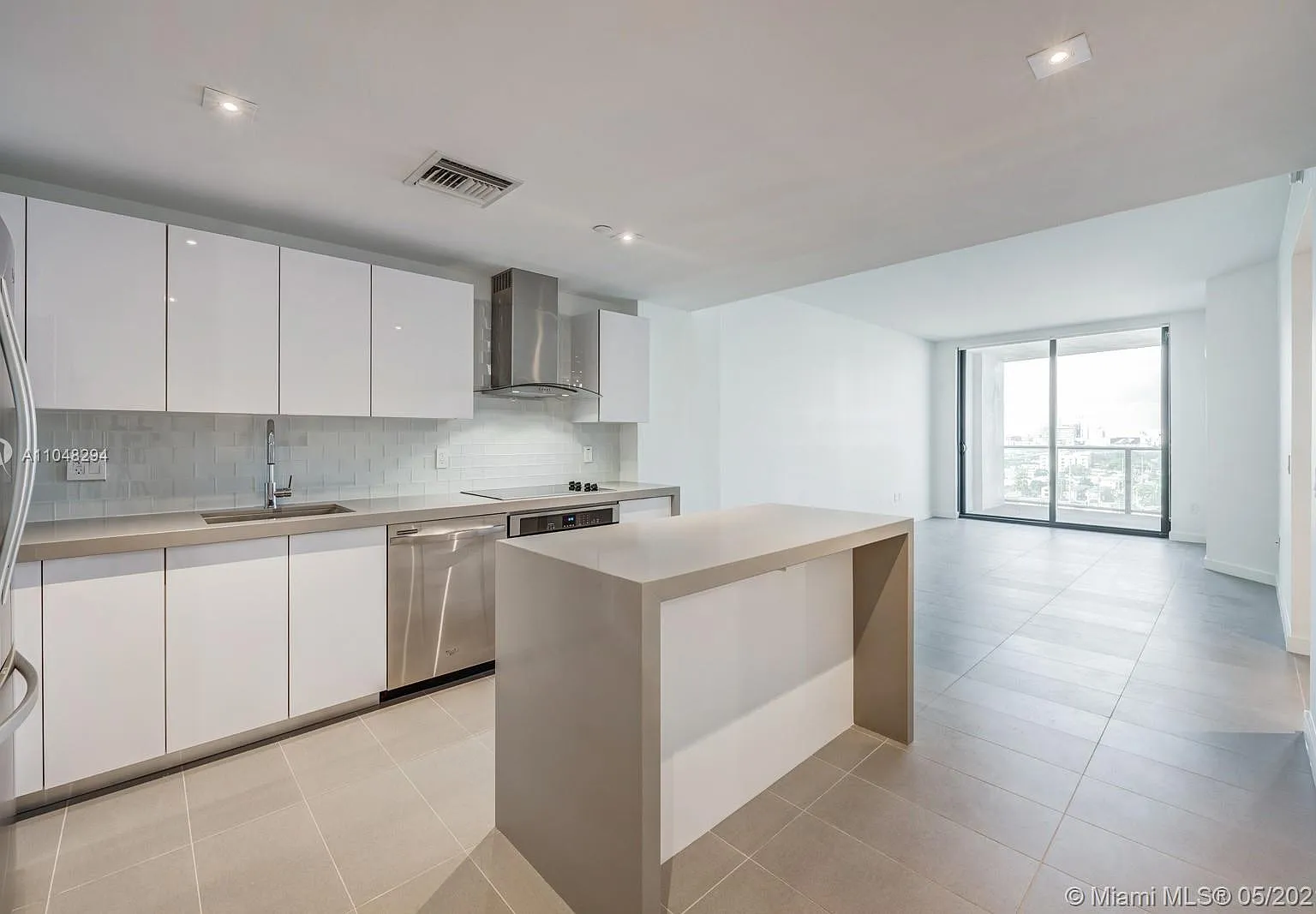 1 bed, 1.5 bath, 910 sqft, $3,200 — Photo 2