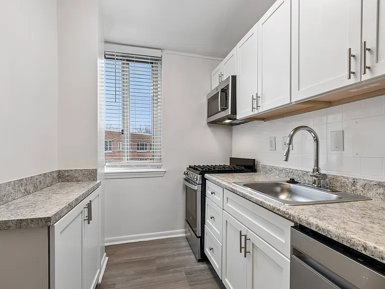 Quebec House Apartments — Photo 36