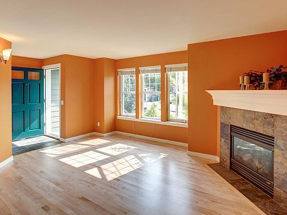 2nd floor : living room with gas fireplace, hardwood floors and the front entry door via small front yard