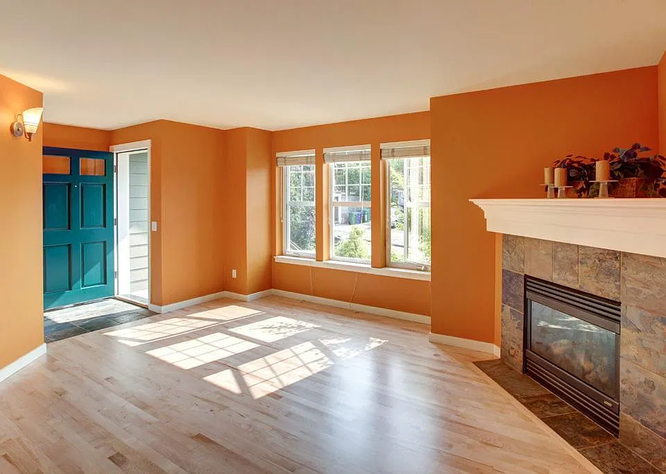 2nd floor : living room with gas fireplace, hardwood floors and the front entry door via small front yard