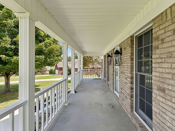 5th image of 13 Elizabeth Cir