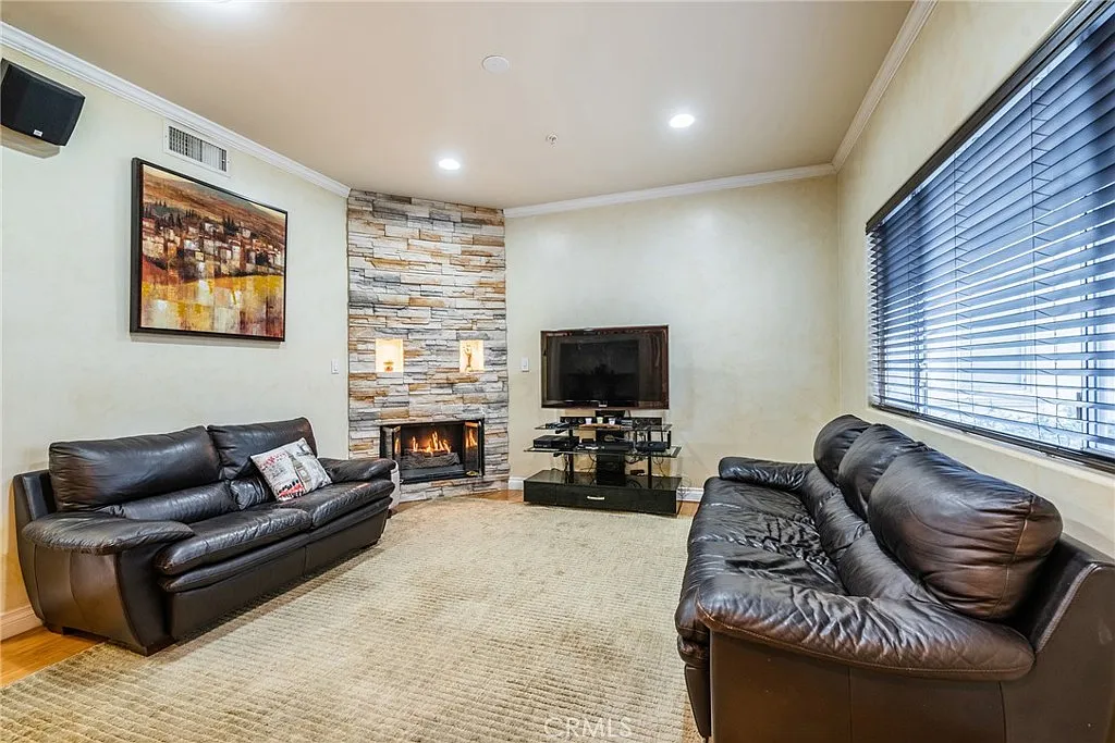 3 bed, 2.5 bath, 1325 sqft, $3,800 — Photo 4