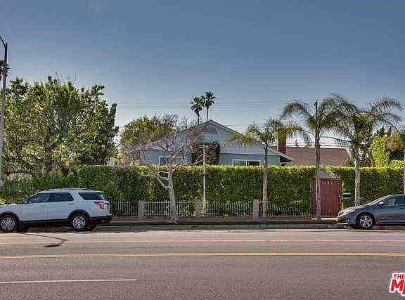 3rd image of 9621 Woodley Ave