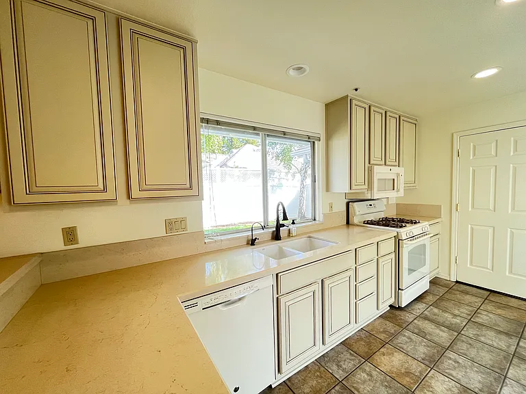 989 Bluebell Way — Photo 2