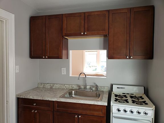 4th image of 27 Grove Ave #2R