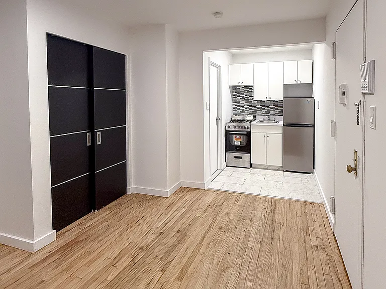 226 E 14th St #1P — Photo 1