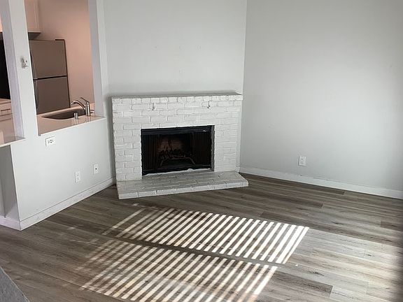 4th image of 3958-3966 Riviera Dr #3958-B