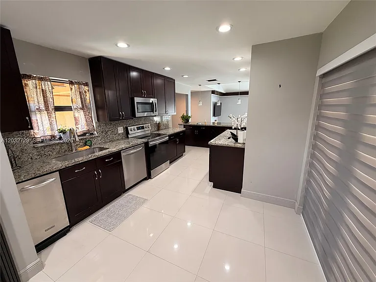 20451 NE 10th Pl — Photo 12