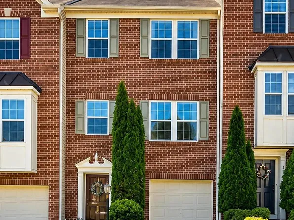 25 Don Quixote Dr, Charles Town, WV 25414