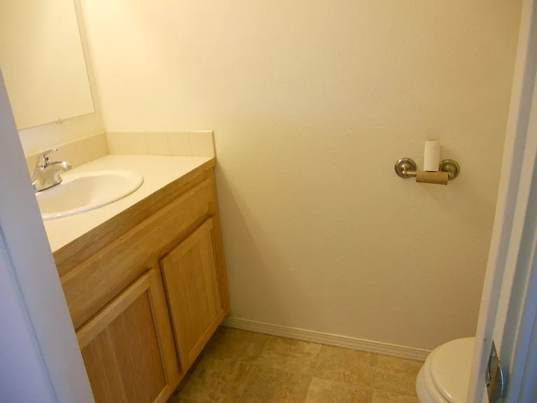 126 NE Lotus Ct — Photo 9