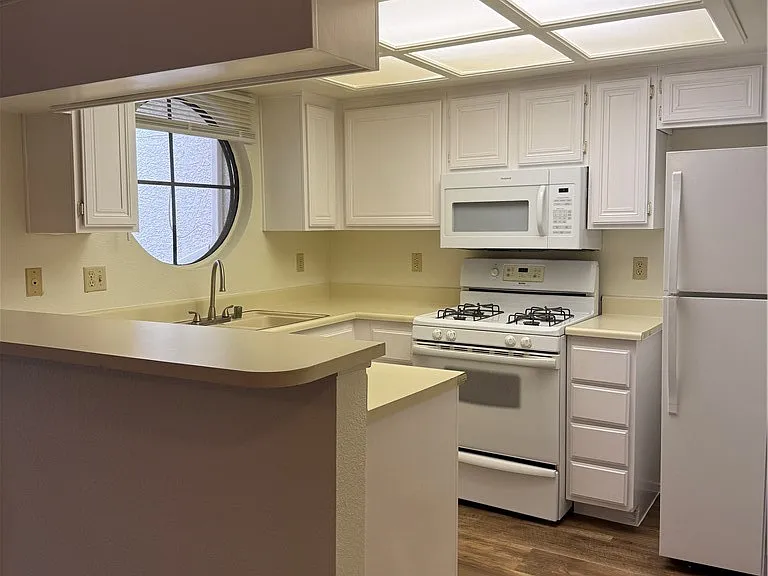 930 N Sloan Ln #203 — Photo 6
