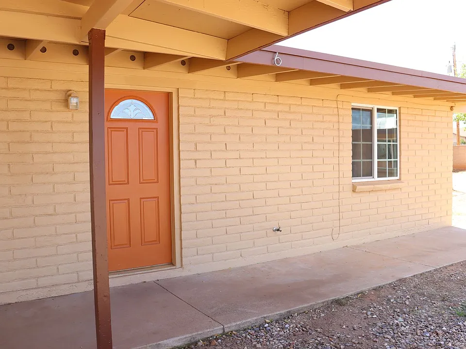1052 S Chaparral Cir