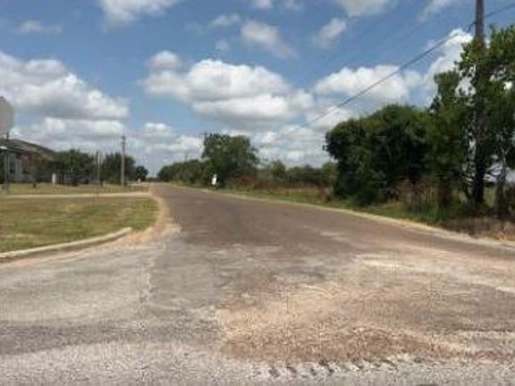 Exterior Neighborhood (street photo)