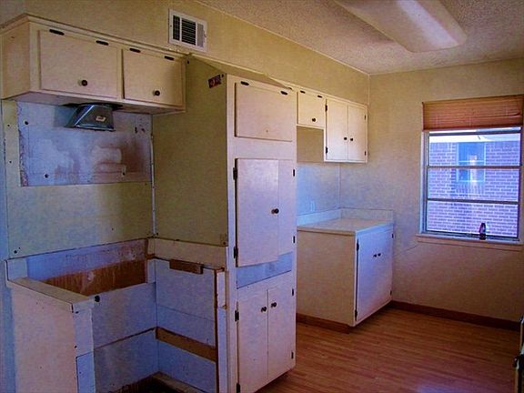 4th image of 313 W Celeste Dr