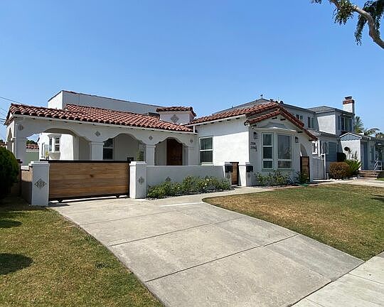 3rd image of 2704 W 83rd St