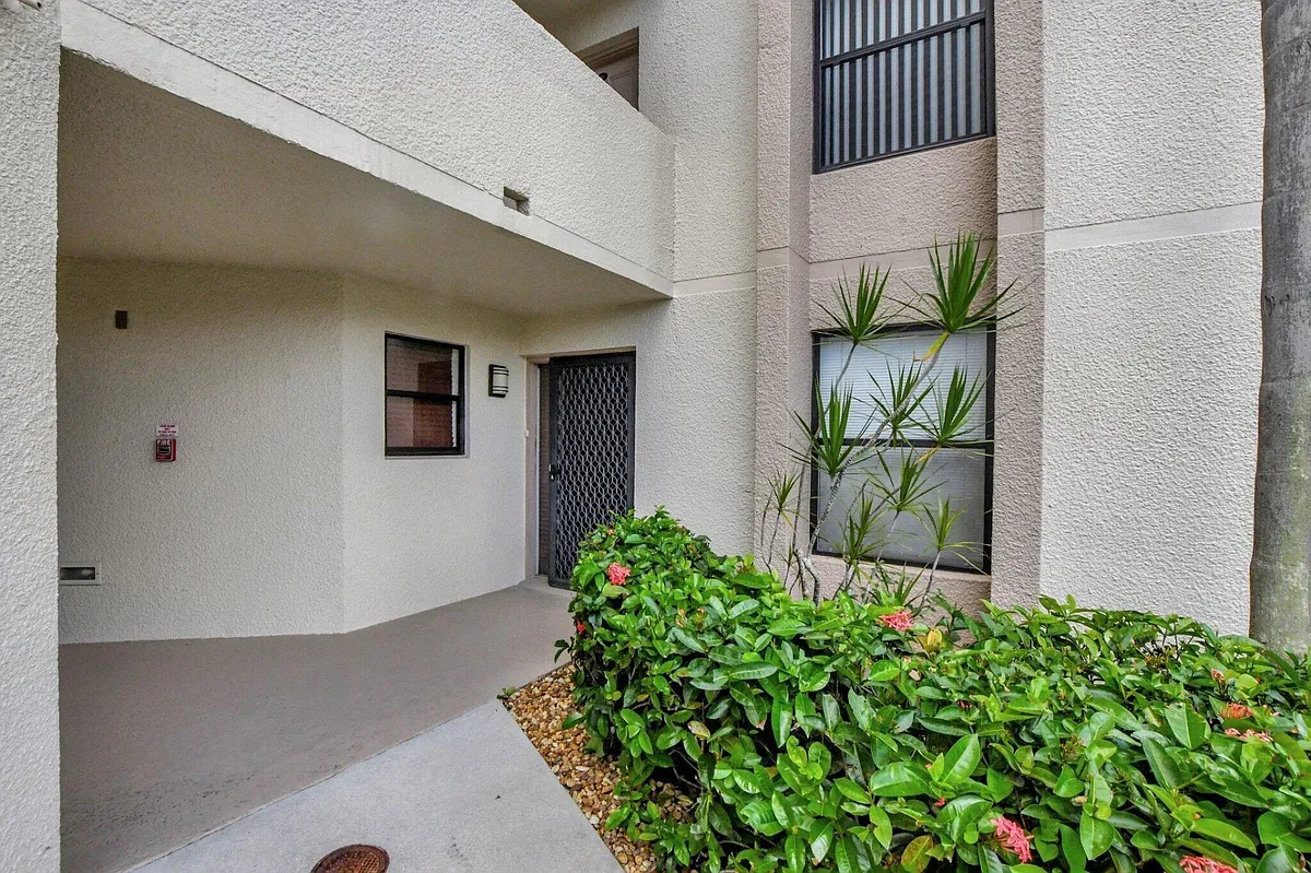 Building Photo - 5901 Camino Del Sol #107