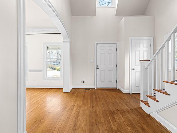 5th image of 113 Country Valley Ct