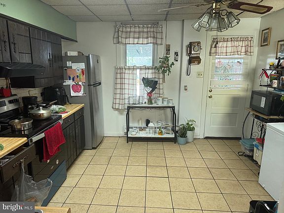 3rd image of 1034 Windsor St