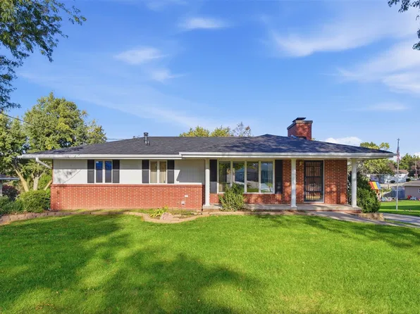 4930 E Oakwood Dr, Pleasant Hill, IA 50327