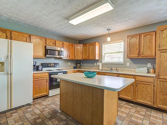 3rd image of 906 Kreider Ct