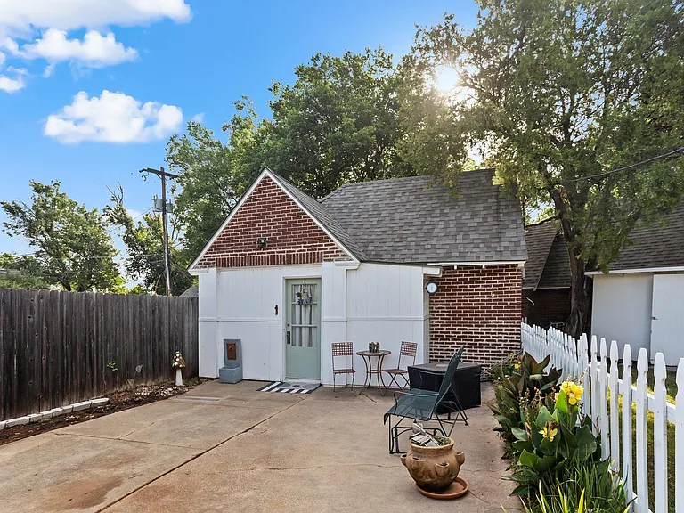 303 Morningside Dr — Photo 10