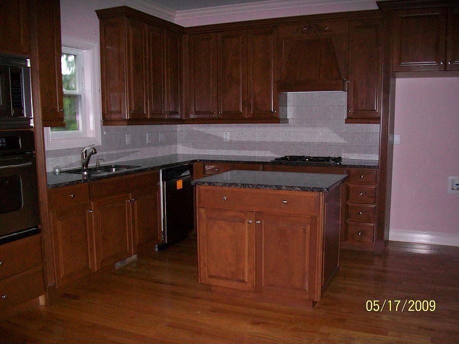 Gourmet Kitchen w/ granite