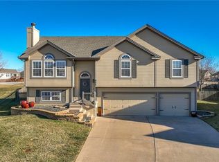 805 SE Hocker Ct, Lees Summit, MO 64081