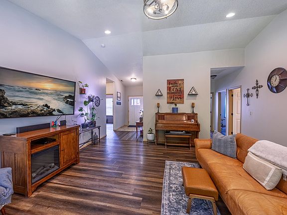 4th image of 520 SE 130th Dr