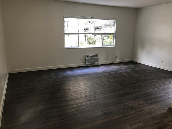 5th image of 109 N Fairway Ln #1