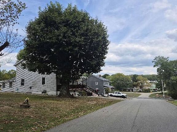 Exterior Neighborhood (street photo)