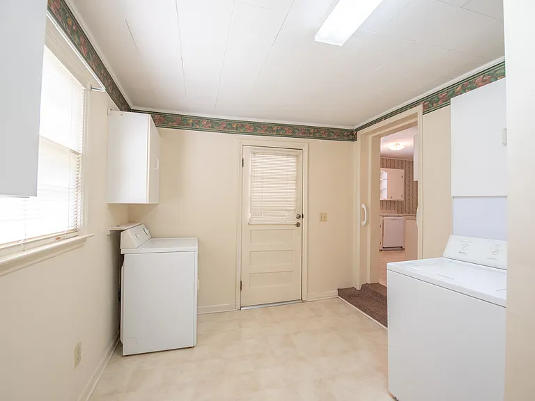327 Long St — Photo 12