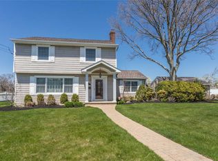 101 Peconic Dr, Massapequa, NY 11758
