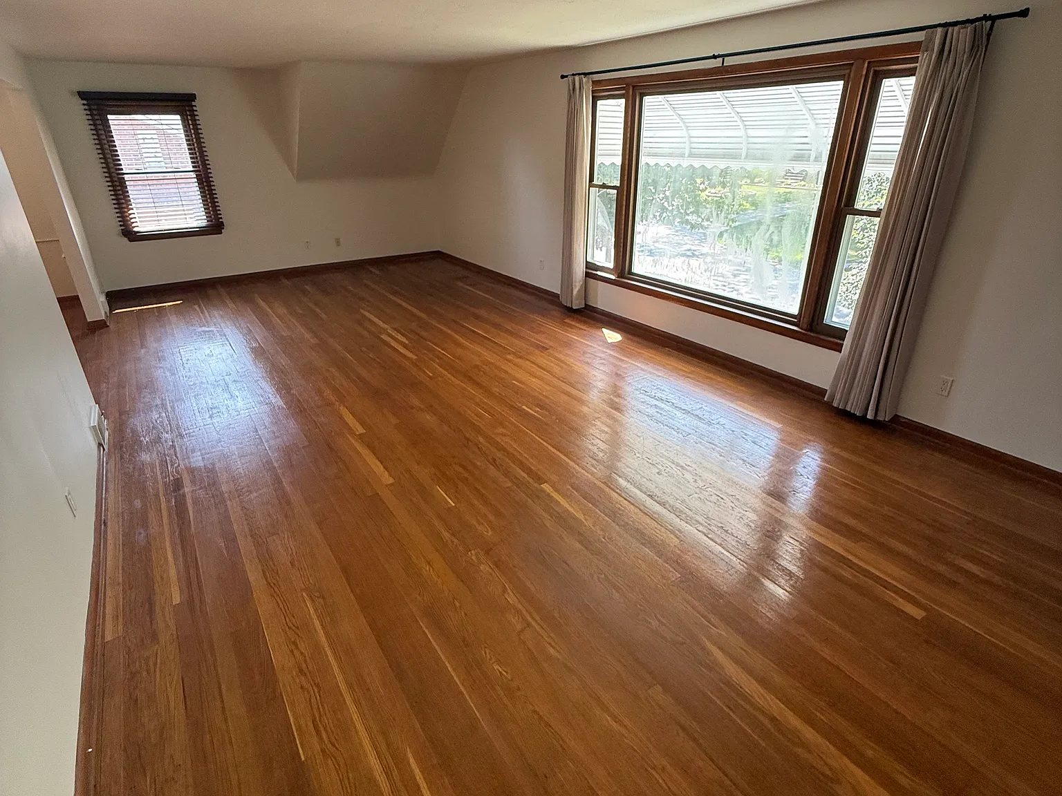 3 bed, 1.5 bath, 1600 sqft, $2,400 — Photo 3