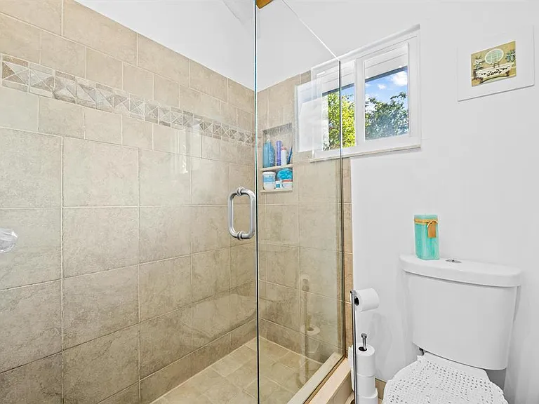 219 NE 17th Ave — Photo 12