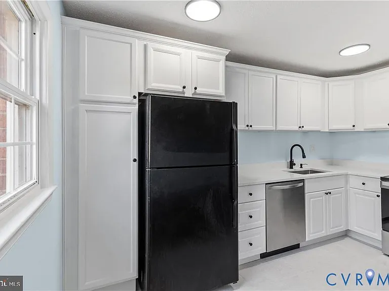 9207 Douglas St #201 — Photo 9