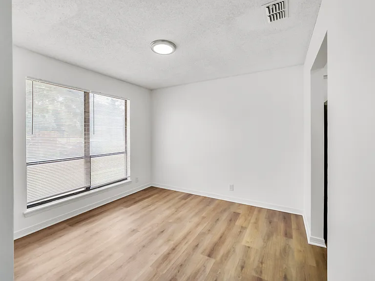 1304 E Magnolia Cir #1306 — Photo 11