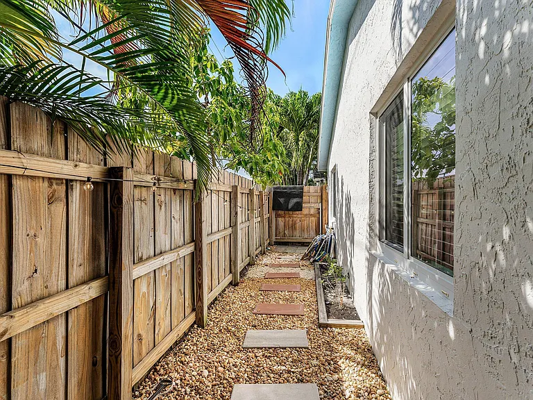 334 NE 7th Ave — Photo 18