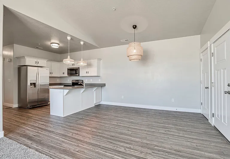 64 W Silver Springs Dr — Photo 18