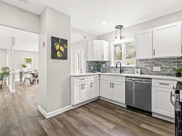 8 Dell Ave, Wakefield, MA 01880