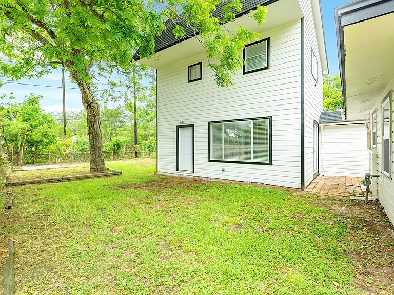 408 Gardenia St — Photo 22