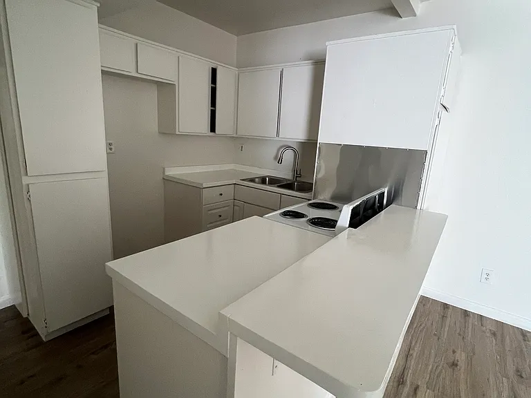 Lennox Lanai Apartments — Photo 52