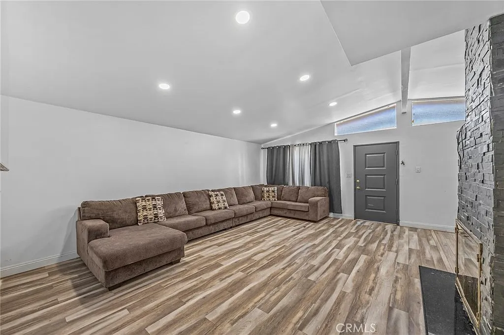3 bed, 1232 sqft, $3,700 — Photo 4