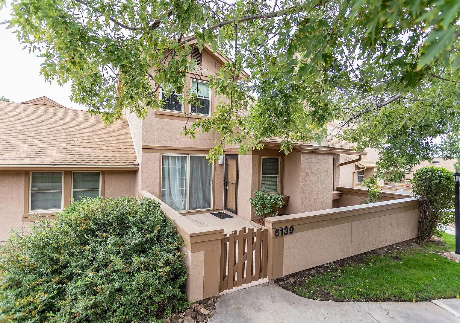 Impeccably Maintained End Unit Townhome with 2-Car Garage: Effortless Comfort & Convenience Await! — Photo 3