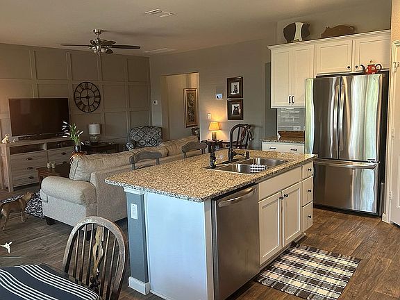 5th image of 1002 Pembroke Ct