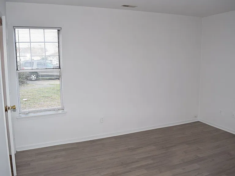 579 Peregrine St — Photo 16