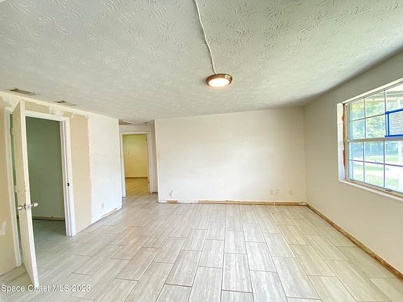 3rd image of 1520 Mesa Dr